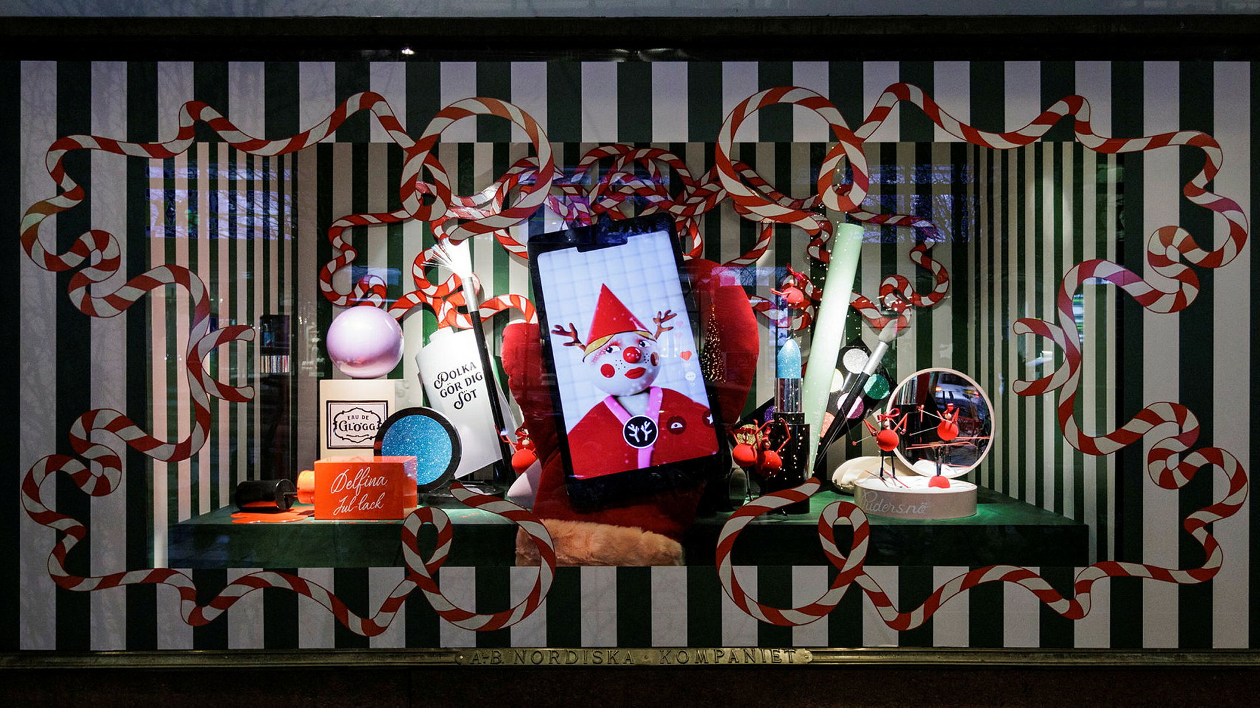 NKs julskyltning är här hustomtar kommer till liv Resumé