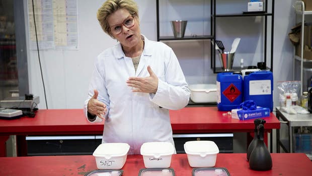 Johanna Lindskoug trivs i labbet.
