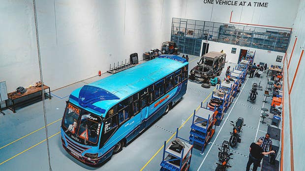 Konverteringen går i korthet ut på att Opibus lyfter ut motorn och bränsletanken och kopplar på en ny eldriven motor på den gamla drivaxeln. I bussarna placeras batteripacken där bagageutrymmet tradiotionellt varit.