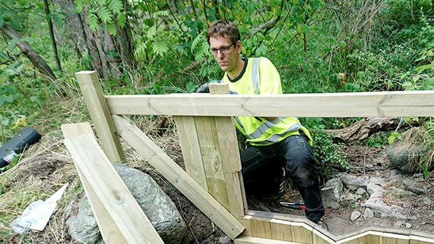 Stephan Valley från IVL Svenska Miljöinstitutet arbetar med testbädden på Storsudret.