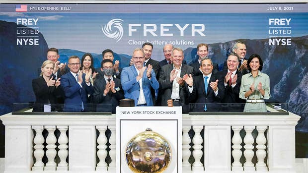 Bild från ceremonin och klockringningen i samband med att Freyr Battery noterades på New York-börsen i juli 2021.
