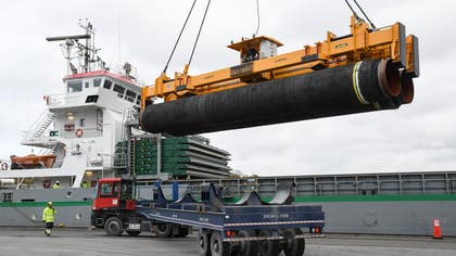Arkivbild, rör till Nord Stream 2 skeppas ut från Karlshamn.