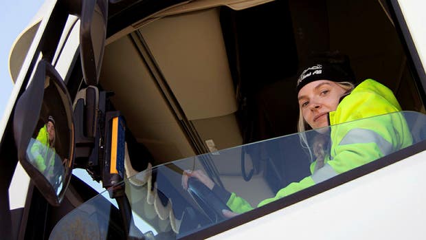 Adéle Holmkvist går direkt från fordonsutbildningen till jobb hos Ottossons.