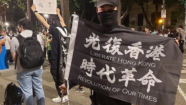Flaggor med stöd för demokratidemonstrationerna i Hongkong kan ses överallt i Taipei under valdagarna.