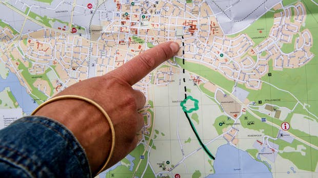 Kommunekologen Linda Aldeberts ungefärliga skiss över dagvattentunnelns sträckning och våtmarkens tänkta placering strax söder om Katrineholms stadskärna.