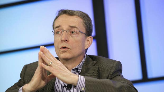 Även Intels vd Pat Gelsinger får se sin lön sänkt.
