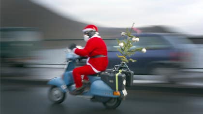 Jultomten på väg genom USA-trafiken med en e-handelsförsändelse till en kund under coronapandemin.