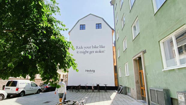 Hedvig bryter mot konventionen om hur traditionell försäkringsreklam ser ut. Snarare än att trycka på budskap om trygghet uppmanar den kunden att hamna i trubbel.