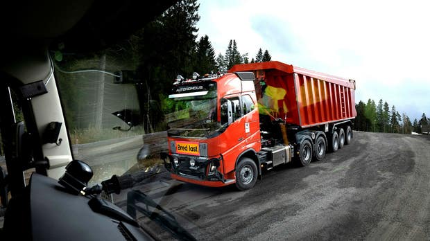 Lastbilarna är uppkopplade och skickar kommandon till varandra.