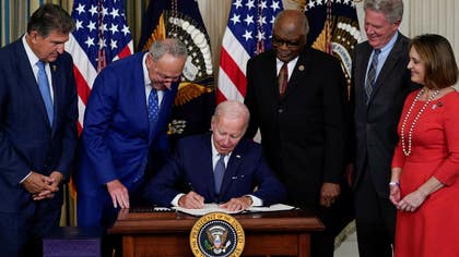 Biden skriver under.