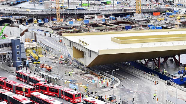 Guldbron sätts på sin plats vid Slussen i Stockholm.