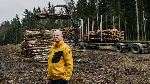 Henrik von Hofsten, projektledare på forskningsinstitutet Skogsforsk och Joakim Andersson från Långhundra transport.